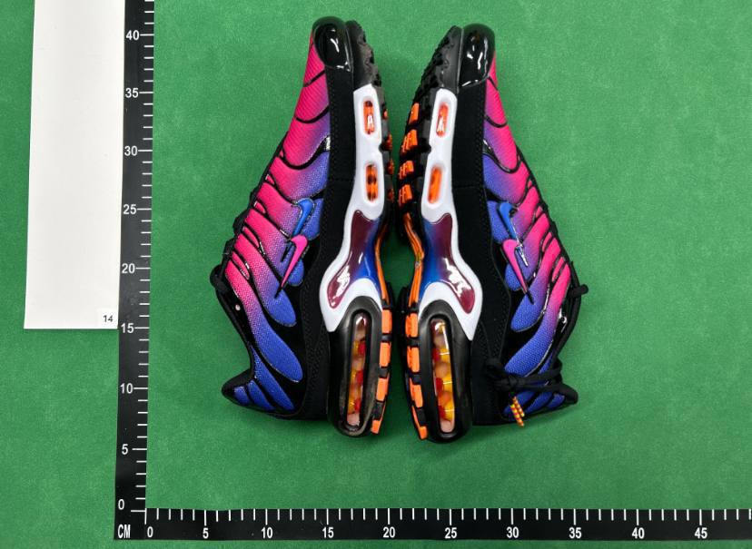 NIKE AIR MAX PLUS - Comfort & Style for All Day Wear -3