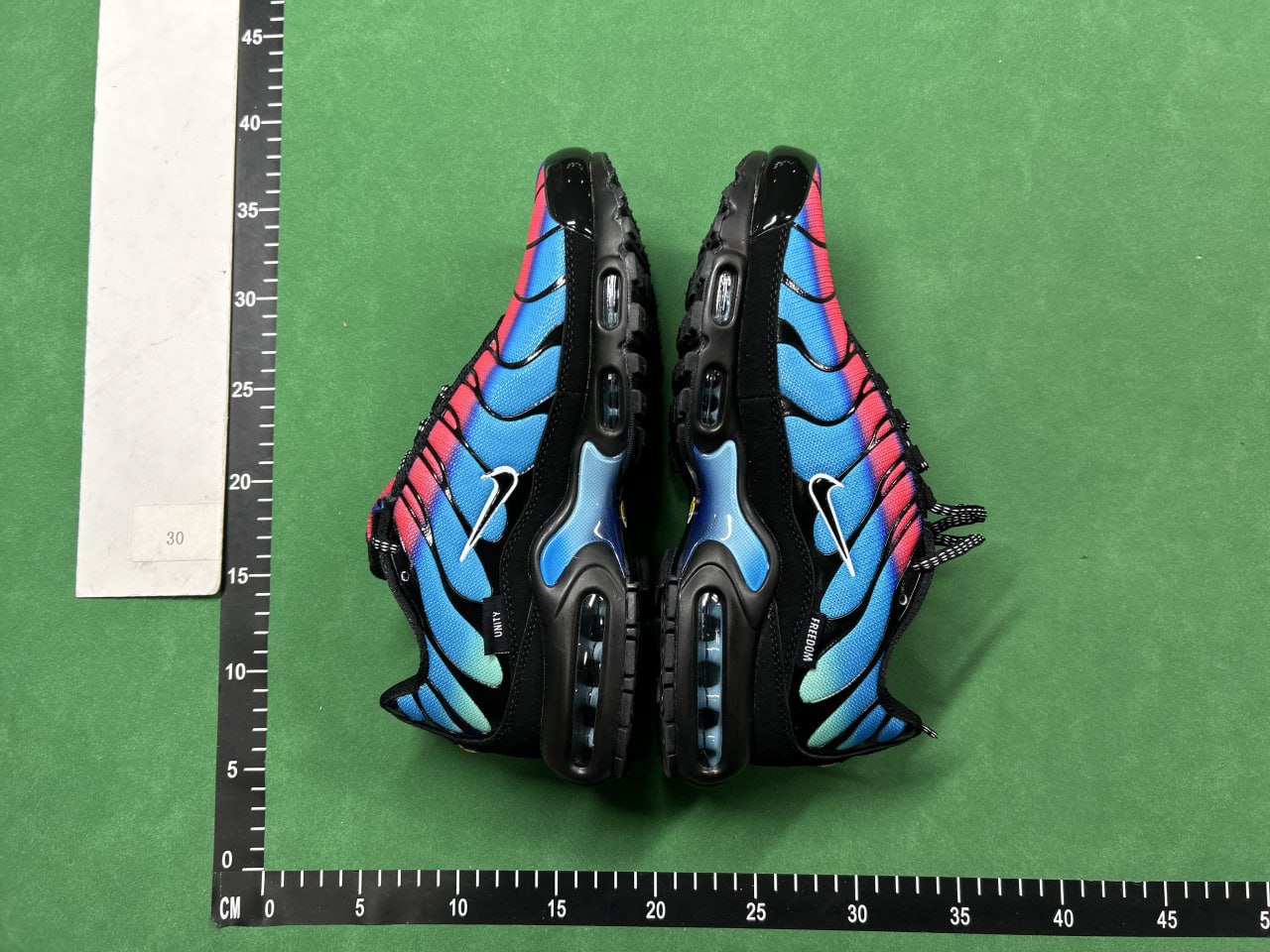 NIKE AIR MAX PLUS - Comfort & Style for All Day Wear -5