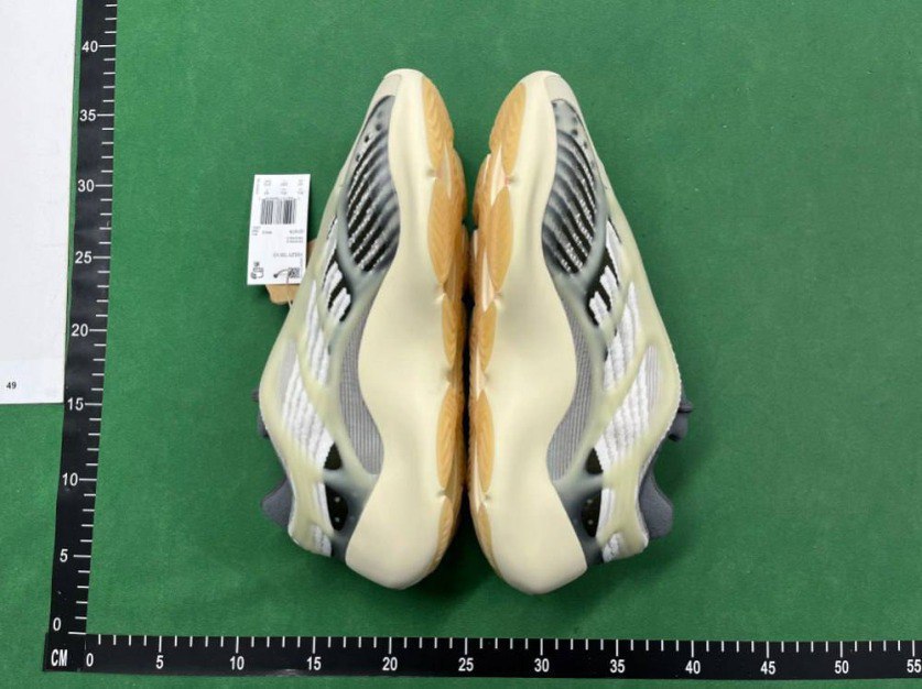 Adidas Yeezy Boost 700 V3 - Premium Streetwear Sneaker -5